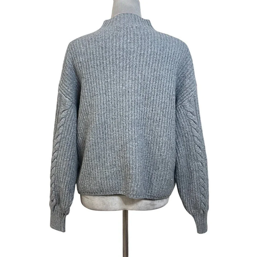 Old Navy Cable Knit Cropped Sweater Women’s M Gray Cozy Comfy Winter